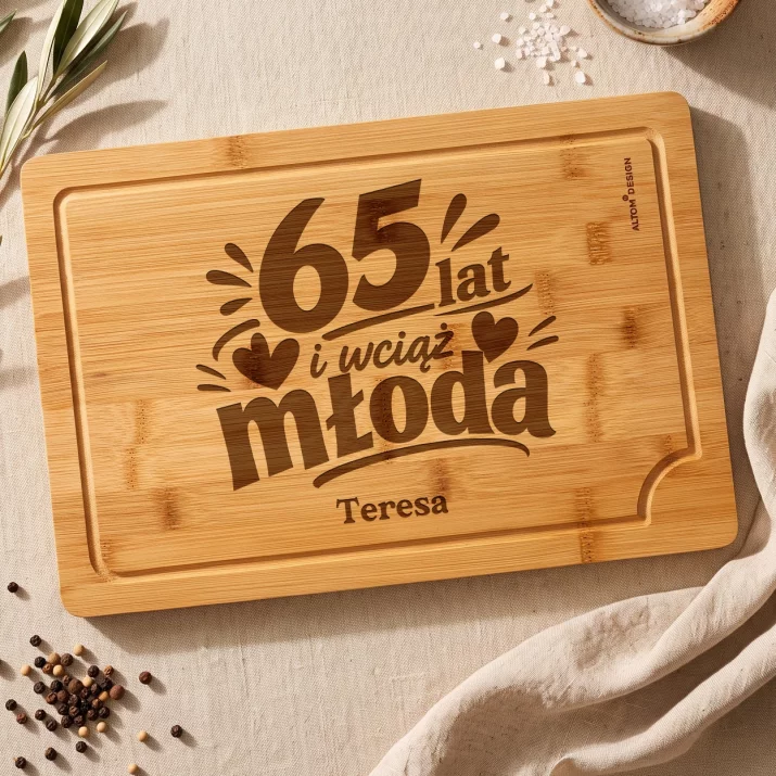 Deska Do Krojenia z Grawerem Dla 65 Latki Prezent Na 65 Urodziny Dla Kobiety: 65 Lat I Wciąż Młoda
