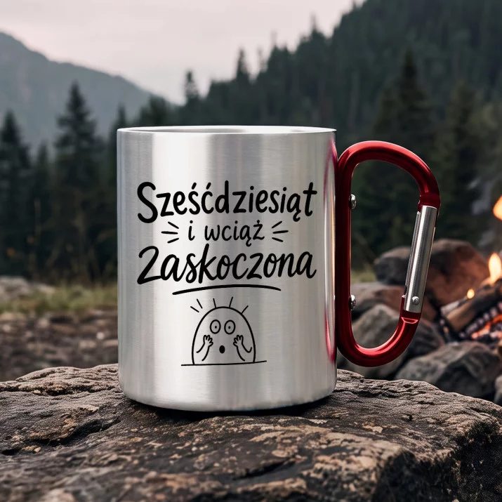 Kubek Metalowy z Karabińczykiem Na 60 Prezent Na 60 Urodziny Dla Kobiety: Uroczy Szkic Ironii Kubek Metalowy z Karabińczykiem Na 60 Prezent Na 60 Urodziny Dla Kobiety: Uroczy Szkic Ironii