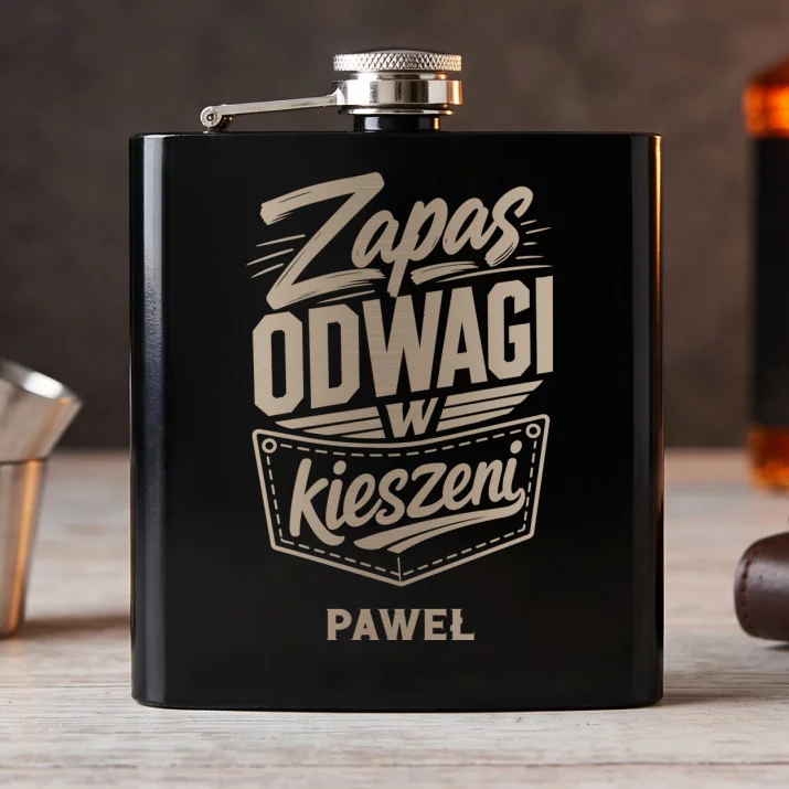 Piersiówka Z Grawerem Dla Młodego Mężczyzny Prezent Dla Mężczyzny: Męski Humor Typograficzny Piersiówka Z Grawerem Dla Młodego Mężczyzny Prezent Dla Mężczyzny: Męski Humor Typograficzny
