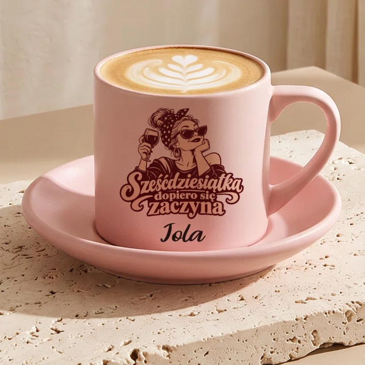 Filiżanka Personalizowana Na 60 Prezent Na 60 Urodziny Dla Kobiety: Sześćdziesiątka Dopiero Filiżanka Personalizowana Na 60 Prezent Na 60 Urodziny Dla Kobiety: Sześćdziesiątka Dopiero