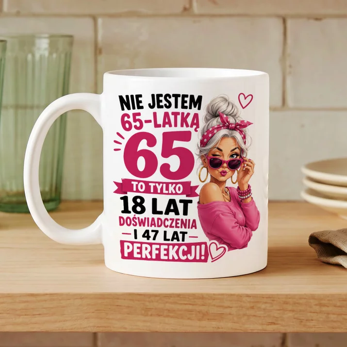 Kubek Z Nadrukiem Na 65 Urodziny Prezent Dla Kobiety: Nie Jestem 65-Latką Kubek Z Nadrukiem Na 65 Urodziny Prezent Dla Kobiety: Nie Jestem 65-Latką