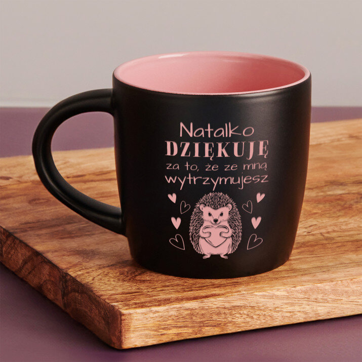 Dziękuję, że wytrzymujesz - Czarny kubek ceramiczny Dziękuję, że wytrzymujesz - Czarny kubek ceramiczny