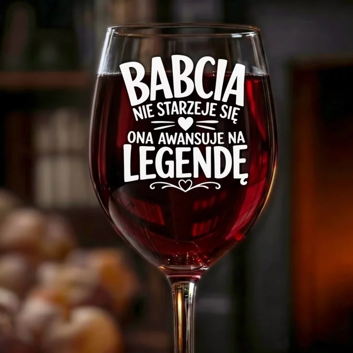 Kieliszek Do Wina Dla Babci Prezent Na Dzień Babci Dla Kobiety: Babcia Awansuje Na Legendę Kieliszek Do Wina Dla Babci Prezent Na Dzień Babci Dla Kobiety: Babcia Awansuje Na Legendę