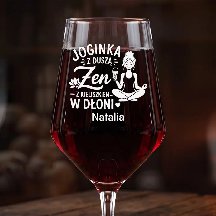 Mega Kieliszek Do Wina z Grawerem Dla Joginki Prezent Dla Kobiety: Joginka Zen Z Kieliszkiem Mega Kieliszek Do Wina z Grawerem Dla Joginki Prezent Dla Kobiety: Joginka Zen Z Kieliszkiem