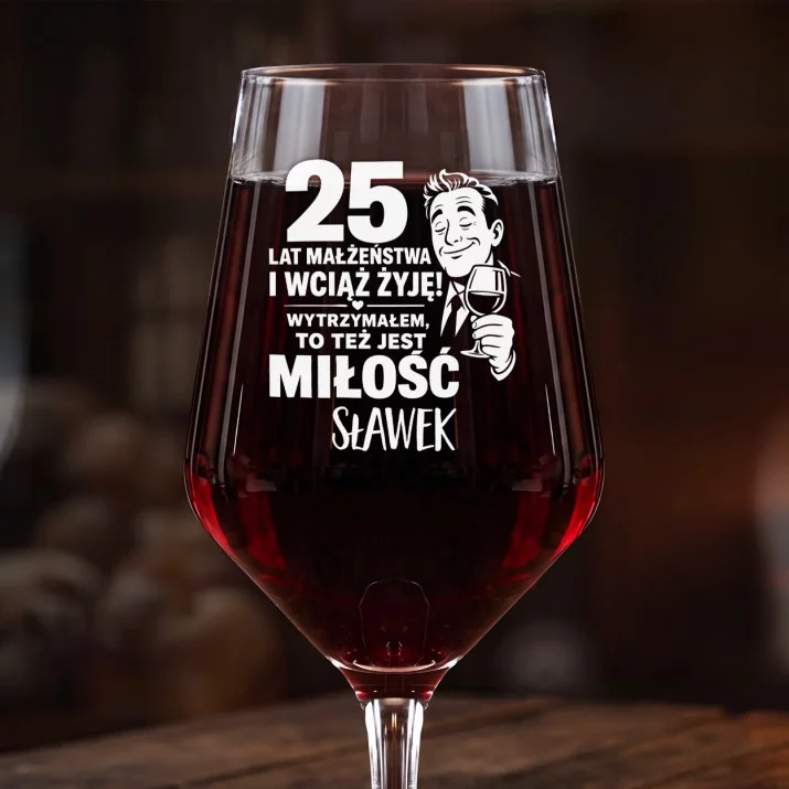 Mega Kieliszek Do Wina z Grawerem Na 25 Rocznicę Ślubu Prezent Dla Mężczyzny: 25 Lat - Wciąż Żyję