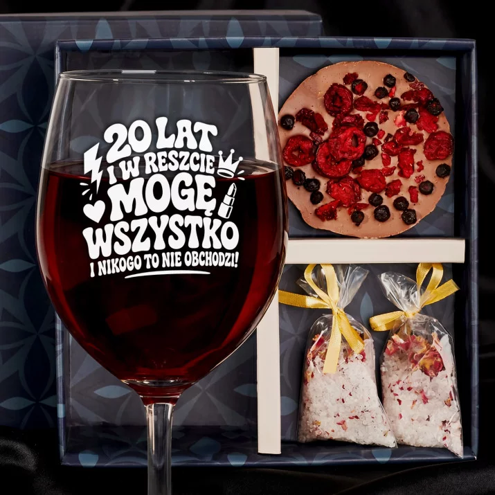 Zestaw Prezenowy Z Kieliszkiem Do Wina Dla 20 Latki: 20 Lat Mogę Wszystko Zestaw Prezenowy Z Kieliszkiem Do Wina Dla 20 Latki: 20 Lat Mogę Wszystko