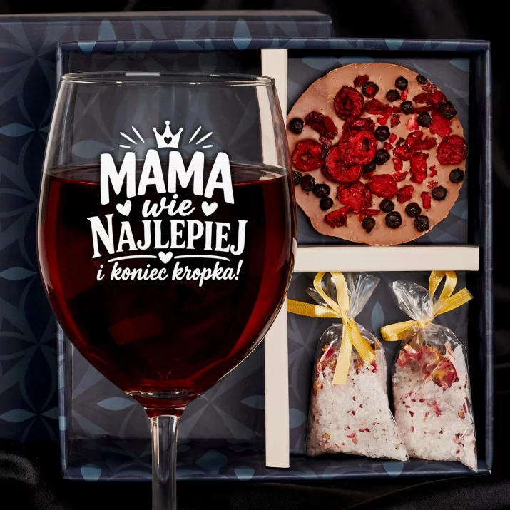 Zestaw Prezenowy Z Kieliszkiem Do Wina Dla Mamy: Mama Wie Najlepiej Zestaw Prezenowy Z Kieliszkiem Do Wina Dla Mamy: Mama Wie Najlepiej