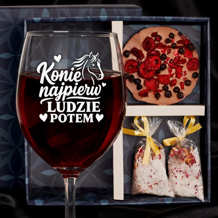 Zestaw Prezenowy Z Kieliszkiem Do Wina Dla Koniary: Konie Najpierw Ludzie Potem Zestaw Prezenowy Z Kieliszkiem Do Wina Dla Koniary: Konie Najpierw Ludzie Potem