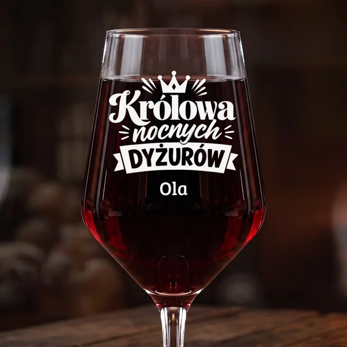 Mega Kieliszek Do Wina z Grawerem Dla Młodej Mamy Prezent Na Dzień Mamy Dla Kobiety: Królowa Nocnych Dyżurów Mega Kieliszek Do Wina z Grawerem Dla Młodej Mamy Prezent Na Dzień Mamy Dla Kobiety: Królowa Nocnych Dyżurów