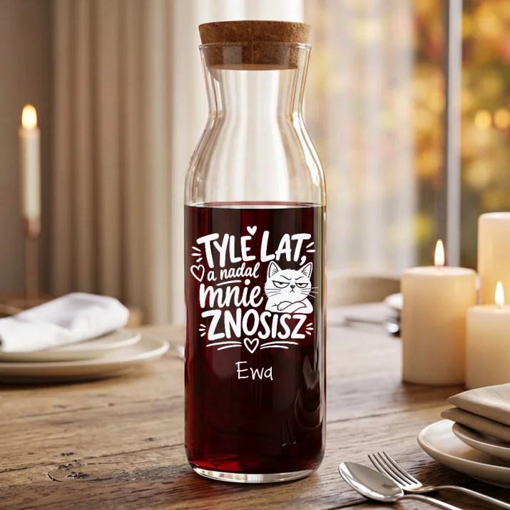 Karafka Do Wina Personalizowana Na Rocznicę Związku Prezent Na Walentynki Dla Kobiety: Tyle Lat, A Nadal Mnie Karafka Do Wina Personalizowana Na Rocznicę Związku Prezent Na Walentynki Dla Kobiety: Tyle Lat, A Nadal Mnie