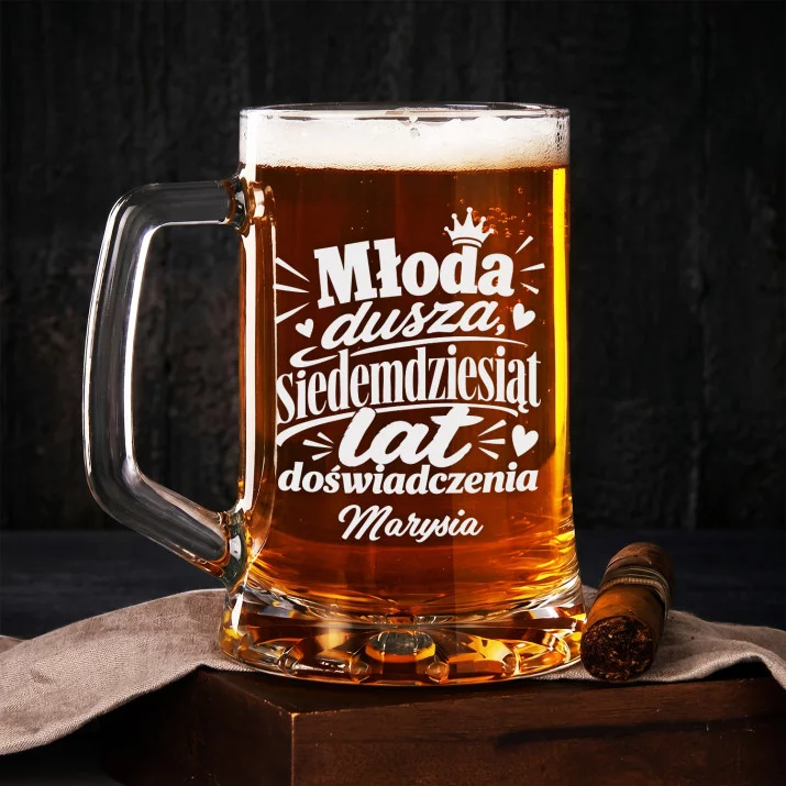 Kufel Personalizowany Na 70 Urodziny Prezent Dla 70 Latki Kobiety: Młoda Dusza Kufel Personalizowany Na 70 Urodziny Prezent Dla 70 Latki Kobiety: Młoda Dusza