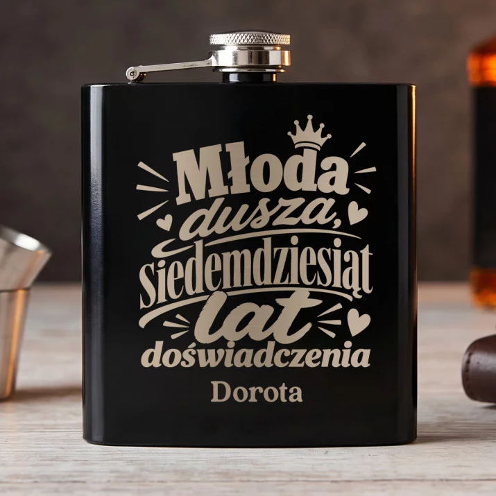 Piersiówka z Grawerem Na 70 Urodziny Prezent Dla 70 Latki Kobiety: Młoda Dusza Piersiówka z Grawerem Na 70 Urodziny Prezent Dla 70 Latki Kobiety: Młoda Dusza