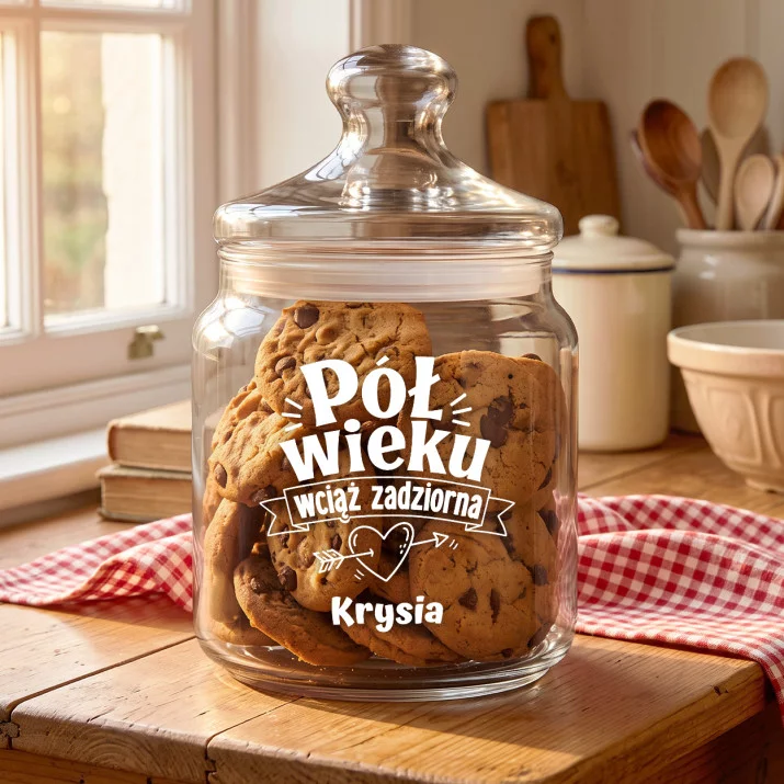Słoik Na Ciastka z Grawerem Na 50 Rocznicę Ślubu Prezent Dla Kobiety: Pół Wieku Wciąż Zadziorna Słoik Na Ciastka z Grawerem Na 50 Rocznicę Ślubu Prezent Dla Kobiety: Pół Wieku Wciąż Zadziorna