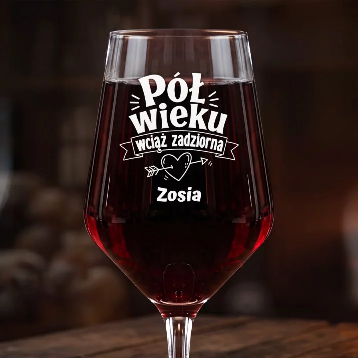 Mega Kieliszek Do Wina z Grawerem Na 50 Rocznicę Ślubu Prezent Dla Kobiety: Pół Wieku Wciąż Zadziorna