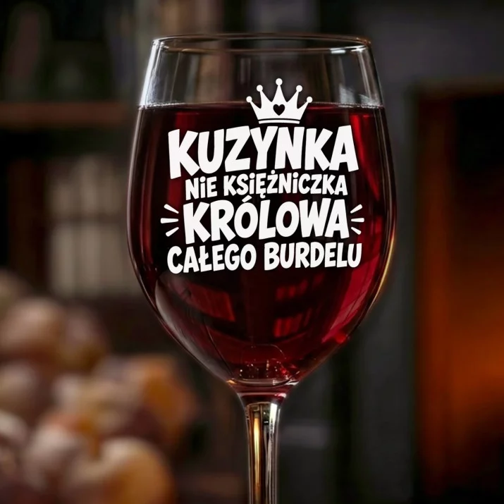 Kieliszek Do Wina Dla Kuzynki Prezent Dla Kobiety: Kuzynka Królowa Burdelu Kieliszek Do Wina Dla Kuzynki Prezent Dla Kobiety: Kuzynka Królowa Burdelu