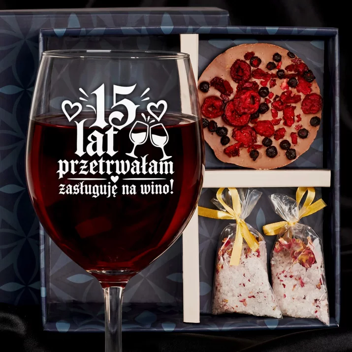 Zestaw Prezenowy Z Kieliszkiem Do Wina Na 15 Rocznicę Ślubu: 15 Lat Przetrwałam Zestaw Prezenowy Z Kieliszkiem Do Wina Na 15 Rocznicę Ślubu: 15 Lat Przetrwałam