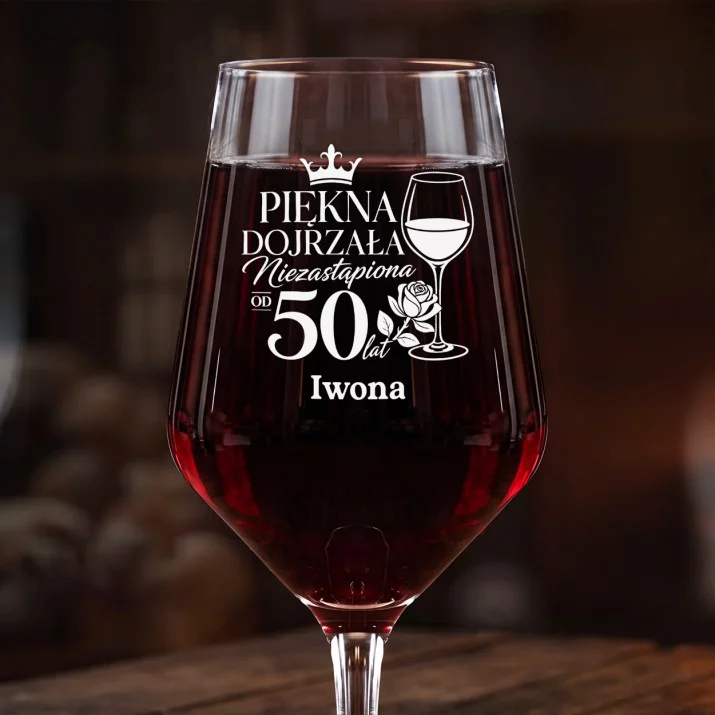 Mega Kieliszek Do Wina z Grawerem Dla Kobiety 50 Lat Prezent Na 50 Urodziny Dla Kobiety: Piękna Niezastąpiona 50