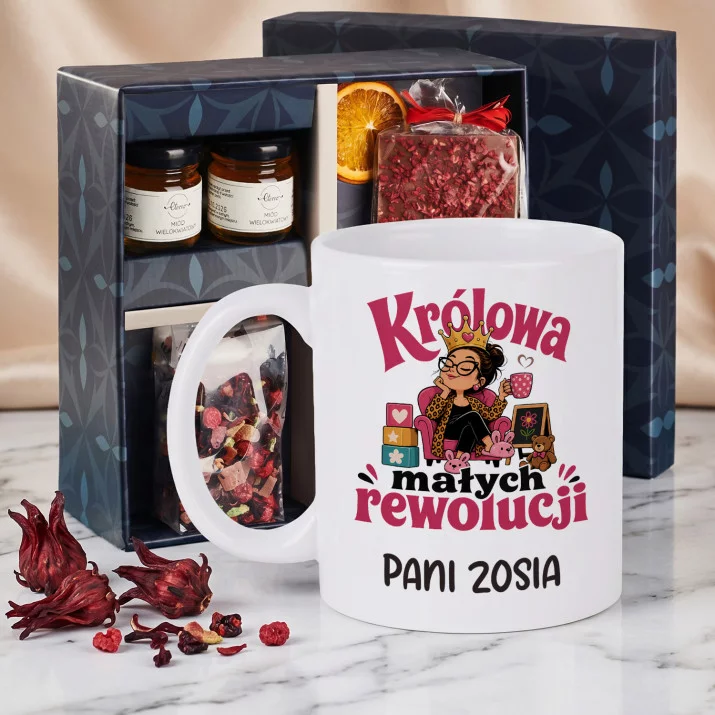 Zestaw Prezenowy z Kubkiem Na Dzień Nauczyciela Przedszkole Dla Nauczyciela Kobiety: Królowa Małych Rewolucji Zestaw Prezenowy z Kubkiem Na Dzień Nauczyciela Przedszkole Dla Nauczyciela Kobiety: Królowa Małych Rewolucji