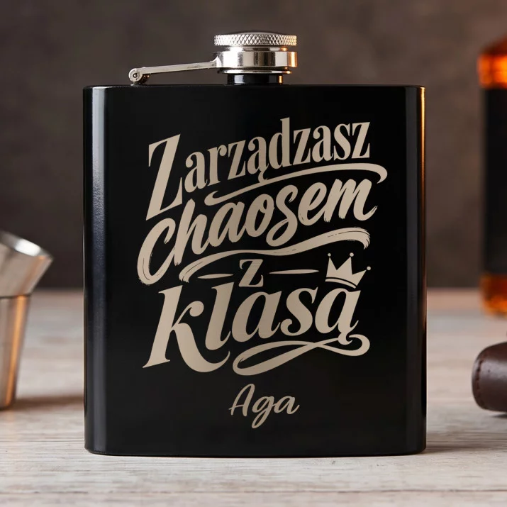 Piersiówka z Grawerem Na Dzień Mamy Prezent Dla Mamy Kobiety: Zarządzasz Chaosem Z
