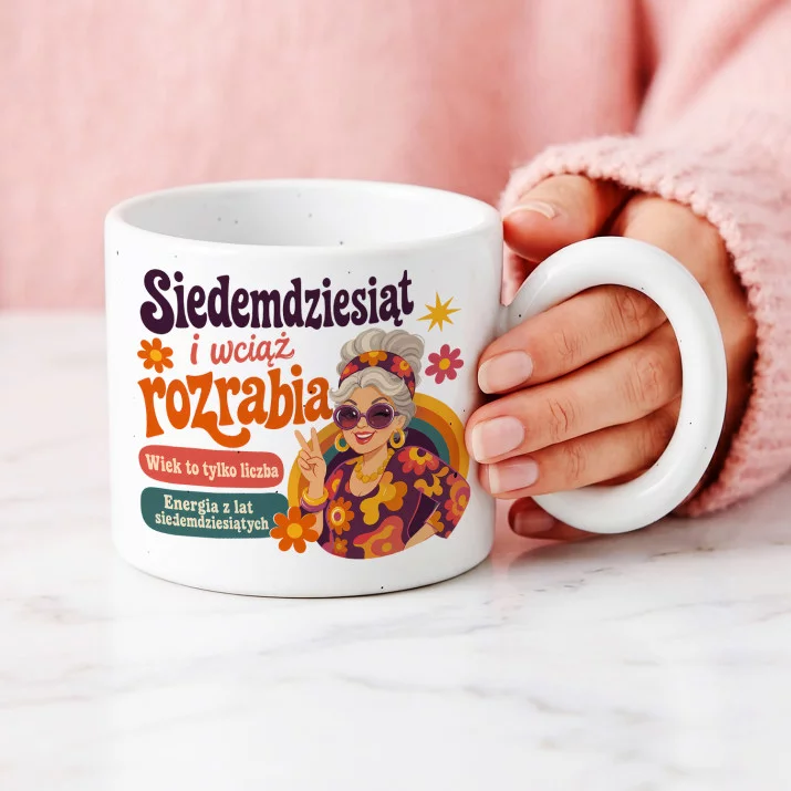 Kubek Z Okrągłym Uchem Na 70 Urodziny Prezent Dla 70 Latki Kobiety: Retro Rozrabiaczka Kubek Z Okrągłym Uchem Na 70 Urodziny Prezent Dla 70 Latki Kobiety: Retro Rozrabiaczka