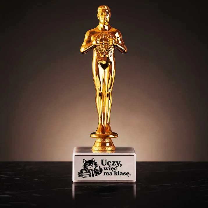 Statuetka Z Grawerem Dla Nauczyciela Prezent Na Dzień Nauczyciela Dla Mężczyzny: Uczy, Więc Ma Klasę.