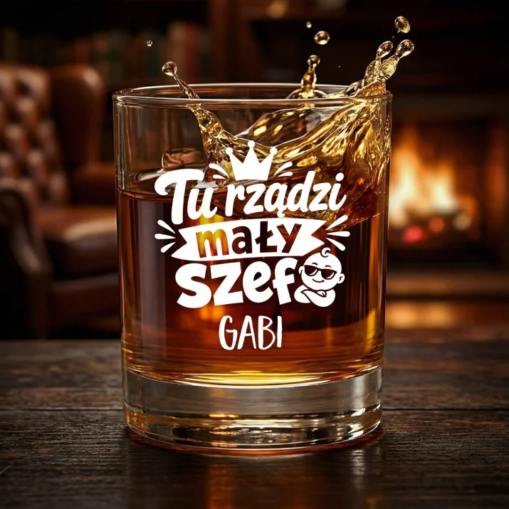 Szklanki Do Whisky z Grawerem Dla Przyszłej Mamy Prezent Na Dzień Mamy Dla Kobiety: Tu Rządzi Mały Szef Szklanki Do Whisky z Grawerem Dla Przyszłej Mamy Prezent Na Dzień Mamy Dla Kobiety: Tu Rządzi Mały Szef