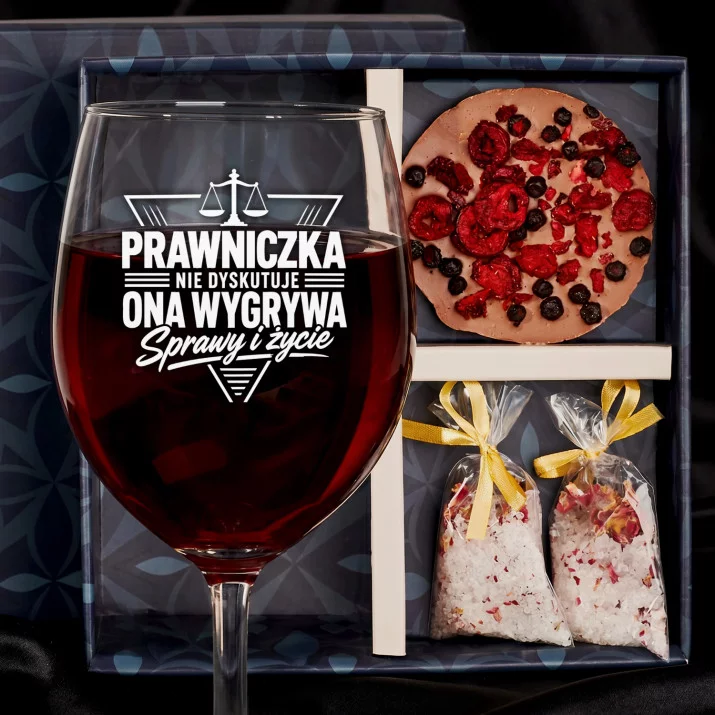 Zestaw Prezenowy Z Kieliszkiem Do Wina Dla Prawniczki: Prawniczka Ona Wygrywa Zestaw Prezenowy Z Kieliszkiem Do Wina Dla Prawniczki: Prawniczka Ona Wygrywa