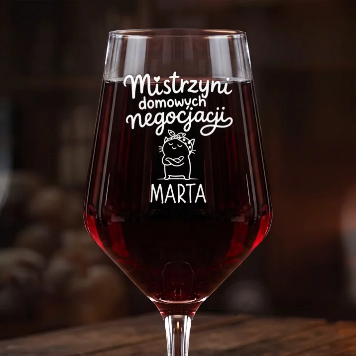 Mega Kieliszek Do Wina z Grawerem Na Złote Gody Prezent Dla Kobiety: Mistrzyni Domowych Mega Kieliszek Do Wina z Grawerem Na Złote Gody Prezent Dla Kobiety: Mistrzyni Domowych