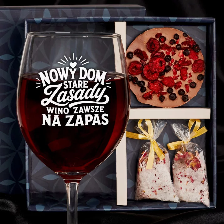 Zestaw Prezenowy Z Kieliszkiem Do Wina Na Parapetówkę: Nowy Dom Zasady Zestaw Prezenowy Z Kieliszkiem Do Wina Na Parapetówkę: Nowy Dom Zasady