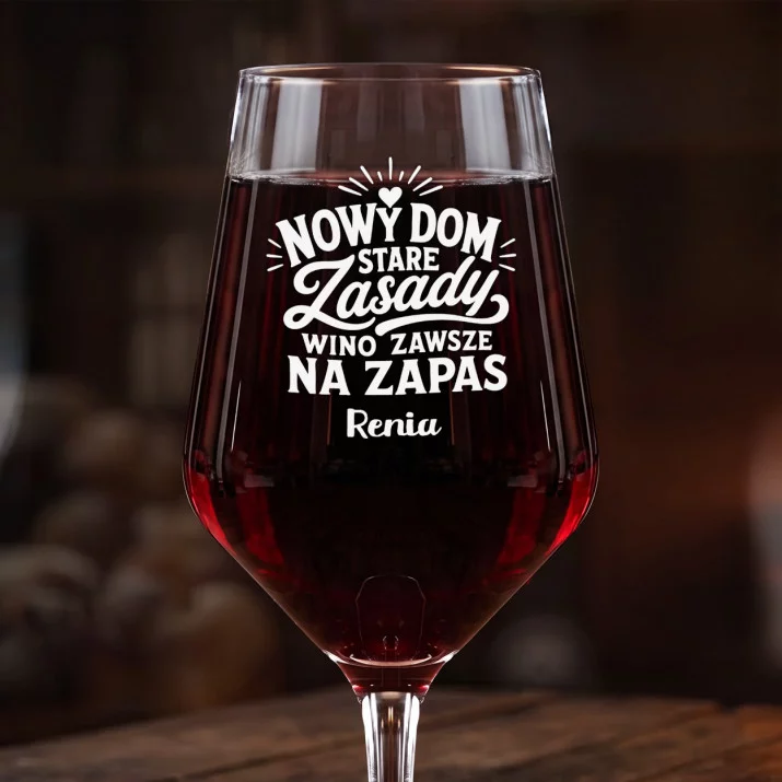 Mega Kieliszek Do Wina z Grawerem Na Parapetówkę Prezent Dla Kobiety: Nowy Dom Zasady Mega Kieliszek Do Wina z Grawerem Na Parapetówkę Prezent Dla Kobiety: Nowy Dom Zasady