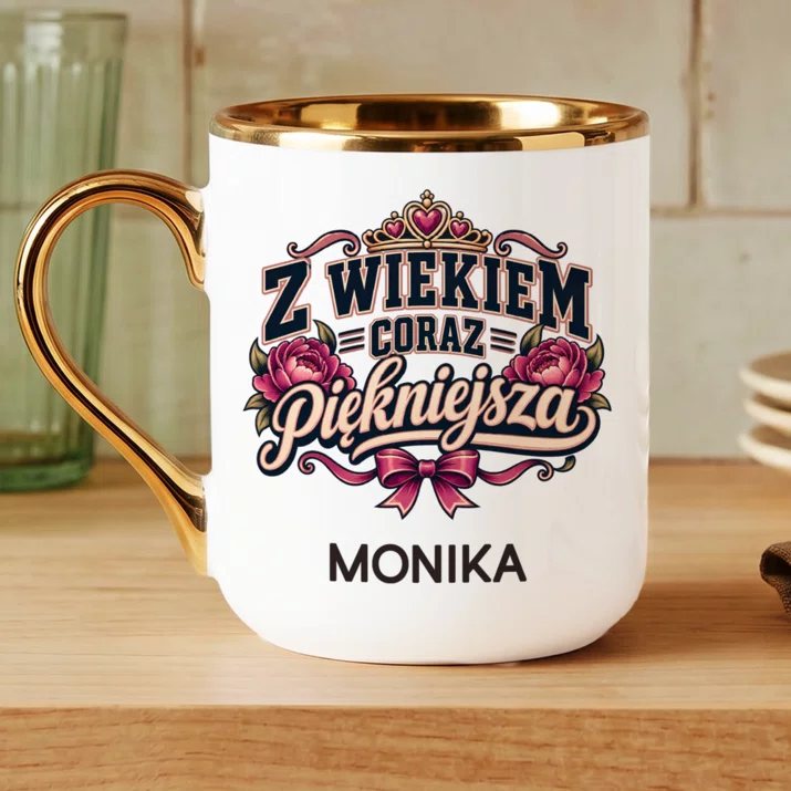 Kubek Personalizowany Na 50 Prezent Na 50 Urodziny Dla Kobiety: Z Wiekiem Coraz Kubek Personalizowany Na 50 Prezent Na 50 Urodziny Dla Kobiety: Z Wiekiem Coraz
