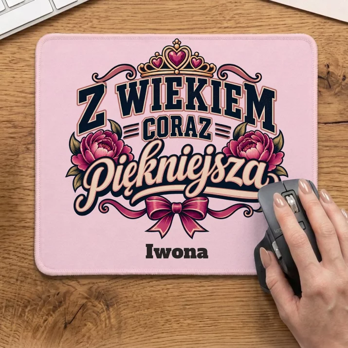 Podkładka Pod Myszkę Na 50 Prezent Na 50 Urodziny Dla Kobiety: Z Wiekiem Coraz Podkładka Pod Myszkę Na 50 Prezent Na 50 Urodziny Dla Kobiety: Z Wiekiem Coraz