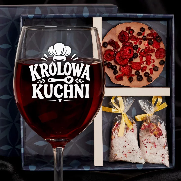 Zestaw Prezenowy Z Kieliszkiem Do Wina Dla Kucharki: Królowa Kuchni Zestaw Prezenowy Z Kieliszkiem Do Wina Dla Kucharki: Królowa Kuchni
