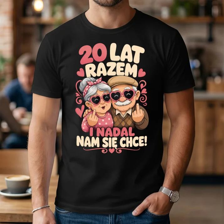 Koszulka Męska Na 20 Rocznicę Ślubu Prezent Dla Mężczyzny: Nadal Nam Się Chce