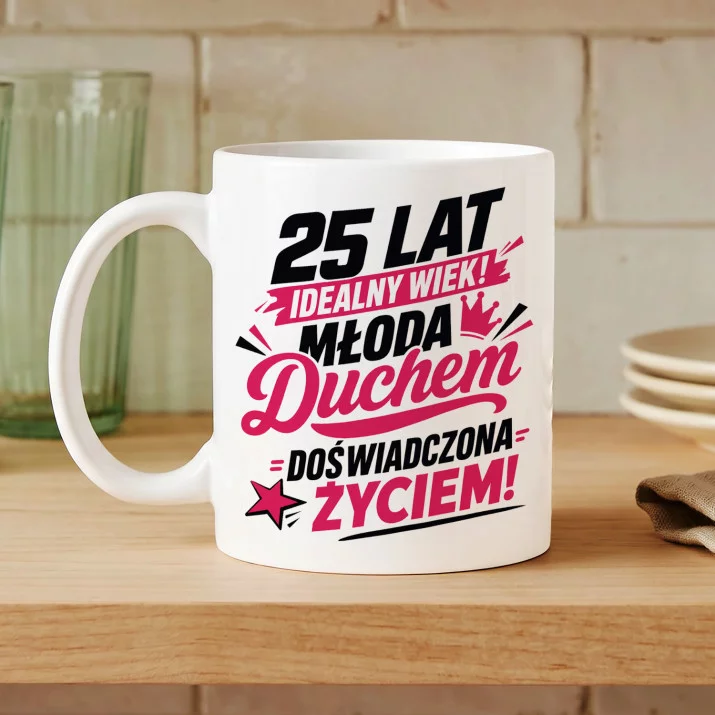 Kubek Z Nadrukiem Dla 25 Latki Prezent Na 25 Urodziny Dla Kobiety: 25 Lat Młoda Duchem Kubek Z Nadrukiem Dla 25 Latki Prezent Na 25 Urodziny Dla Kobiety: 25 Lat Młoda Duchem