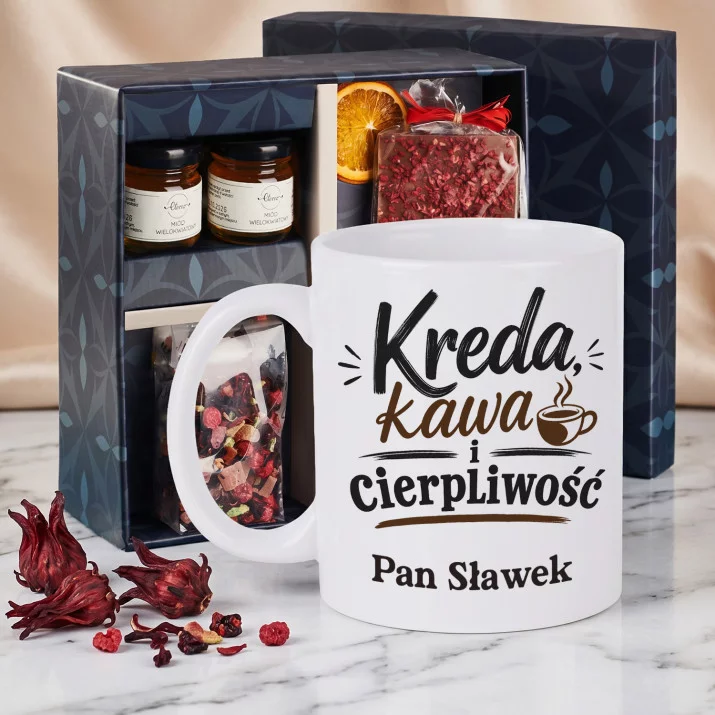 Zestaw Prezenowy z Kubkiem Dla Wychowawcy Na Dzień Nauczyciela Dla Mężczyzny: Kreda, Kawa I Cierpliwość Zestaw Prezenowy z Kubkiem Dla Wychowawcy Na Dzień Nauczyciela Dla Mężczyzny: Kreda, Kawa I Cierpliwość