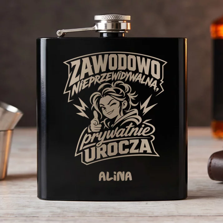 Piersiówka z Grawerem Dla Młodej Kobiety Prezent Dla Kobiety: Zawodowo Nieprzewidywalna Piersiówka z Grawerem Dla Młodej Kobiety Prezent Dla Kobiety: Zawodowo Nieprzewidywalna
