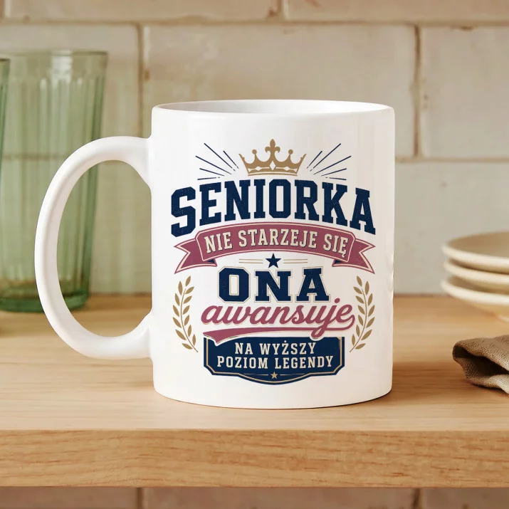 Kubek Z Nadrukiem Dla Seniorki Prezent Dla Kobiety: Seniorka Nie Starzeje Się Kubek Z Nadrukiem Dla Seniorki Prezent Dla Kobiety: Seniorka Nie Starzeje Się