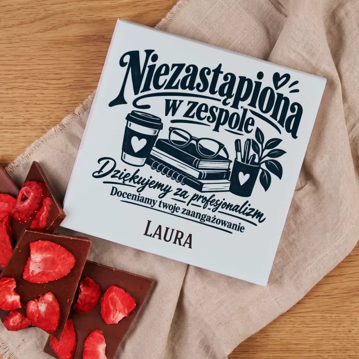 Czekolada z Truskawkami Dla Pracownicy Prezent Dla Kobiety: Niezastąpiona W Zespole Czekolada z Truskawkami Dla Pracownicy Prezent Dla Kobiety: Niezastąpiona W Zespole