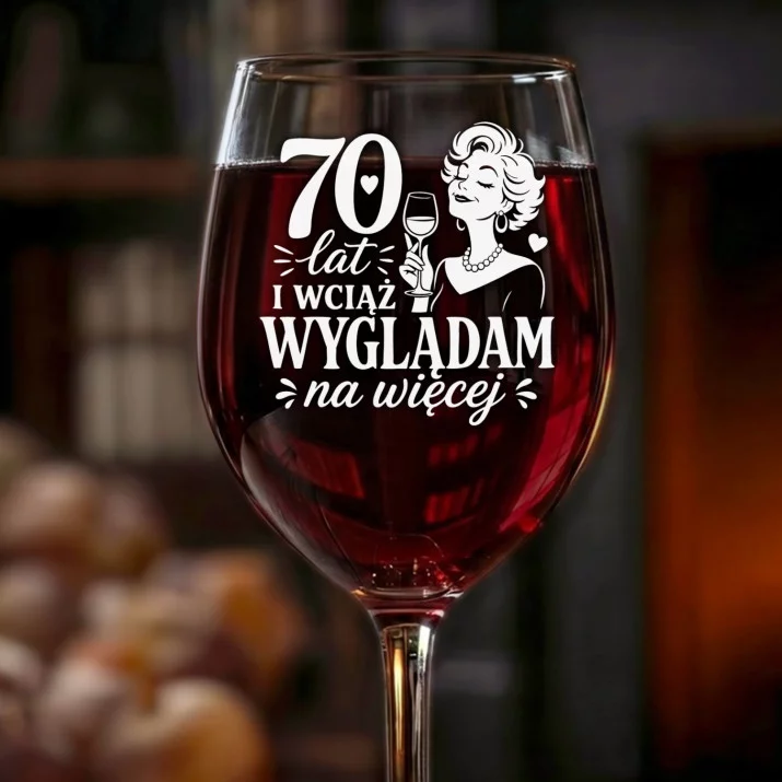 Kieliszek Do Wina Dla Kobiety 70 Lat Prezent Na 70 Urodziny Dla Kobiety: 70 Lat - Wciąż Wyglądam Kieliszek Do Wina Dla Kobiety 70 Lat Prezent Na 70 Urodziny Dla Kobiety: 70 Lat - Wciąż Wyglądam