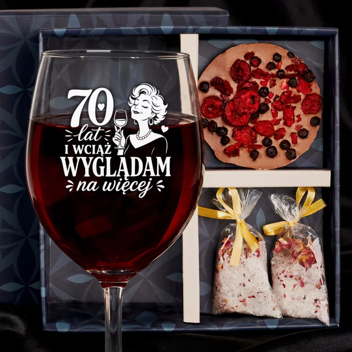 Zestaw Prezenowy Z Kieliszkiem Do Wina Dla Kobiety 70 Lat: 70 Lat – Wciąż Wyglądam Zestaw Prezenowy Z Kieliszkiem Do Wina Dla Kobiety 70 Lat: 70 Lat – Wciąż Wyglądam