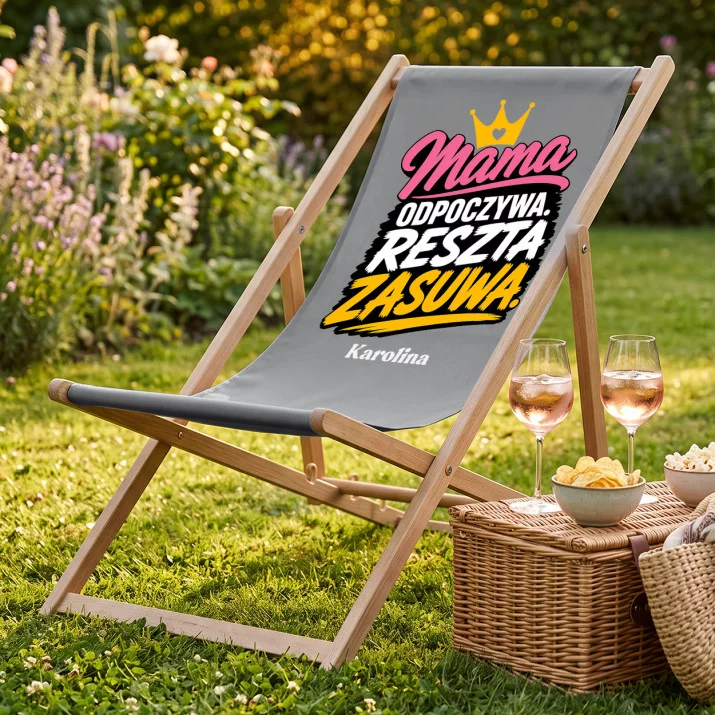 Leżak Z Nadrukiem Dla Mamy Prezent Na Dzień Mamy Dla Kobiety: Mama Odpoczywa. Reszta Zasuwa. Leżak Z Nadrukiem Dla Mamy Prezent Na Dzień Mamy Dla Kobiety: Mama Odpoczywa. Reszta Zasuwa.