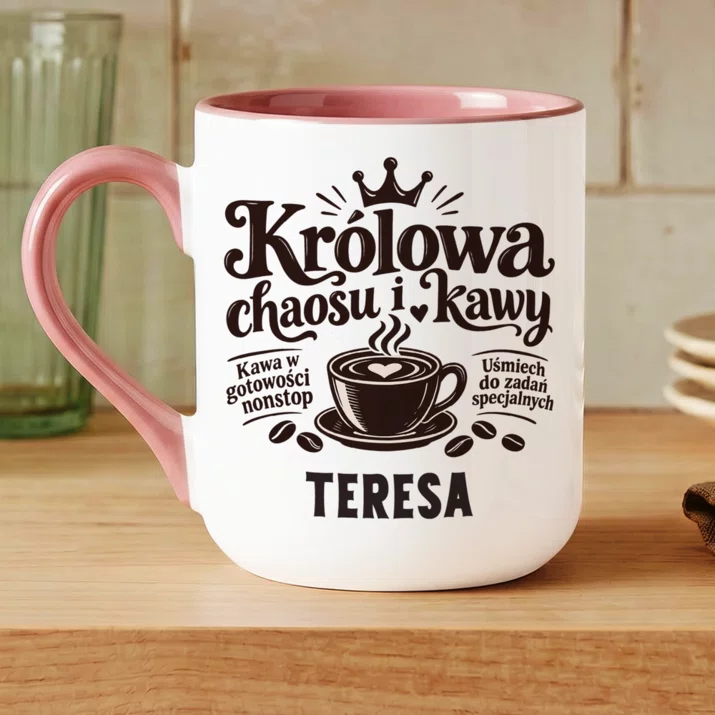 Kubek Personalizowany Dla Żony Prezent Na Rocznicę Ślubu Dla Kobiety: Królowa Chaosu I Kawy Kubek Personalizowany Dla Żony Prezent Na Rocznicę Ślubu Dla Kobiety: Królowa Chaosu I Kawy