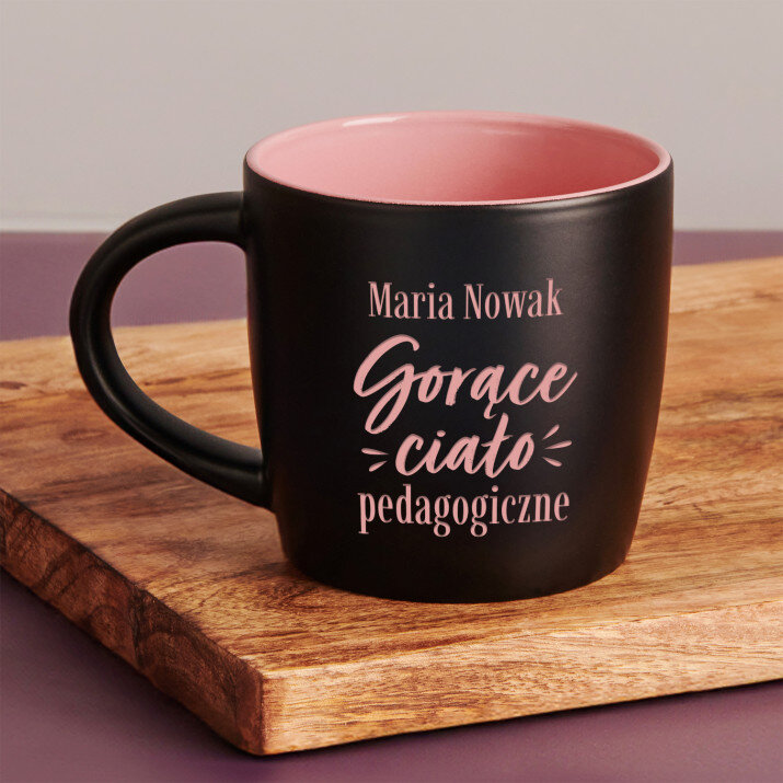 Gorące ciało pedagogiczne - Czarny kubek ceramiczny Gorące ciało pedagogiczne - Czarny kubek ceramiczny