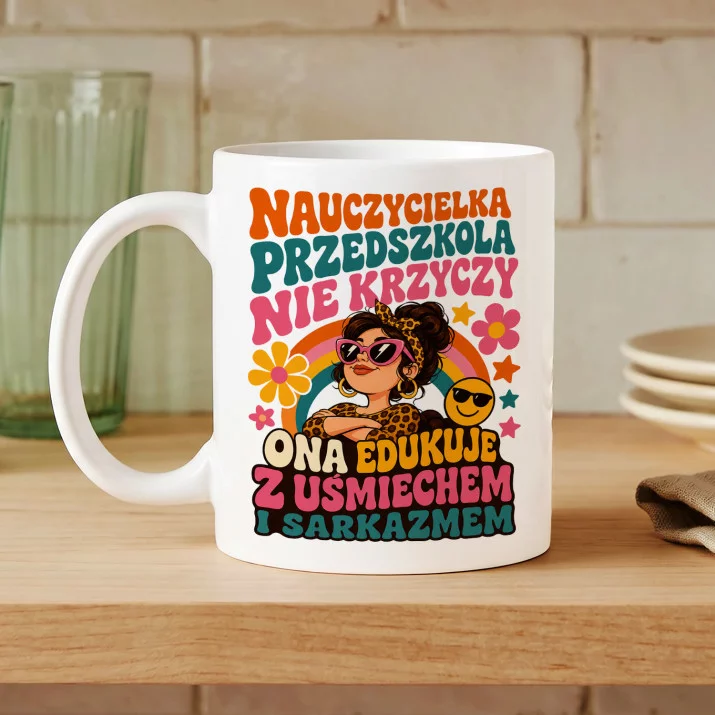 Kubek Z Nadrukiem Dla Nauczyciela Przedszkola Prezent Dla Mężczyzny: Edukuje Z Uśmiechem Kubek Z Nadrukiem Dla Nauczyciela Przedszkola Prezent Dla Mężczyzny: Edukuje Z Uśmiechem