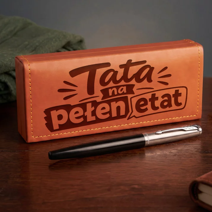 Pióro Wieczne Parker W Etui Dla Młodego Taty Prezent Na Dzień Ojca Dla Mężczyzny: Chibi Tata W Akcji Pióro Wieczne Parker W Etui Dla Młodego Taty Prezent Na Dzień Ojca Dla Mężczyzny: Chibi Tata W Akcji