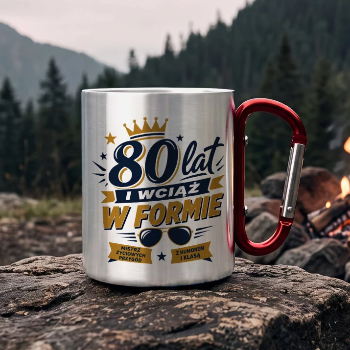 Kubek Metalowy z Karabińczykiem Na 80 Urodziny Prezent Dla 80 Latka Mężczyzny: Zabawny Senior W Formie Kubek Metalowy z Karabińczykiem Na 80 Urodziny Prezent Dla 80 Latka Mężczyzny: Zabawny Senior W Formie