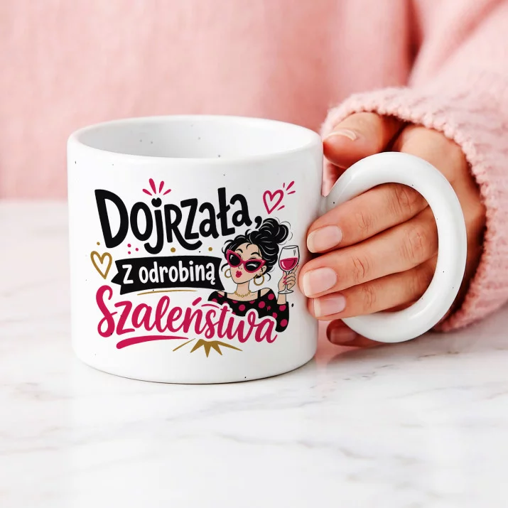 Kubek Z Okrągłym Uchem Na 60 Urodziny Prezent Dla 60 Latki Kobiety: Dojrzała Z Humorem Kubek Z Okrągłym Uchem Na 60 Urodziny Prezent Dla 60 Latki Kobiety: Dojrzała Z Humorem