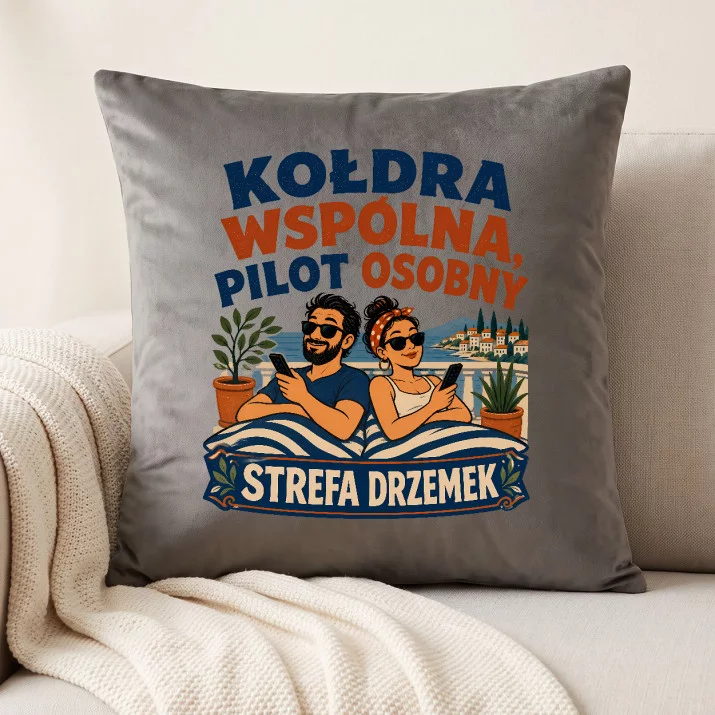 Poduszka Dekoracyjna Na Nowe Mieszkanie Prezent Dla Pary: Kołdra Wspólna, Pilot Osobny Poduszka Dekoracyjna Na Nowe Mieszkanie Prezent Dla Pary: Kołdra Wspólna, Pilot Osobny