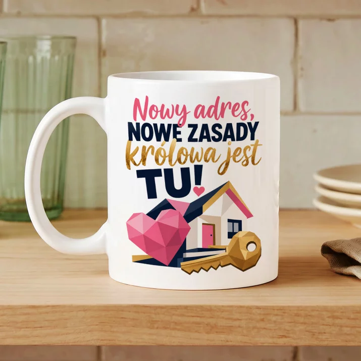 Kubek Z Nadrukiem Na Parapetówkę Prezent Dla Kobiety: Królowa Jest Tu Kubek Z Nadrukiem Na Parapetówkę Prezent Dla Kobiety: Królowa Jest Tu
